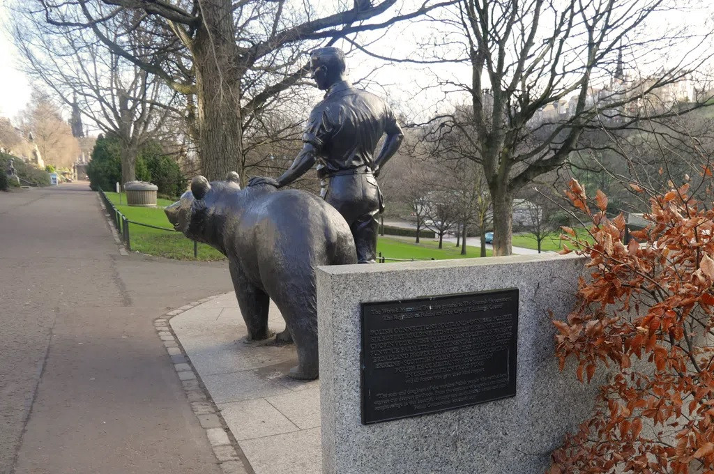 Với những đóng góp không nhỏ cho quân đội Ba Lan, hình ảnh của Wojtek vác vỏ đạn pháo được sử dụng làm huy hiệu chính thức của đại đội pháo binh 22.