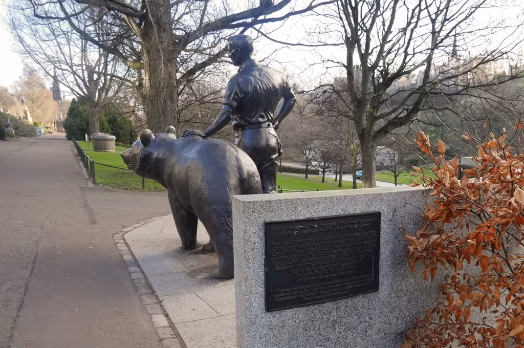 Với những đóng góp không nhỏ cho quân đội Ba Lan, hình ảnh của Wojtek vác vỏ đạn pháo được sử dụng làm huy hiệu chính thức của đại đội pháo binh 22.