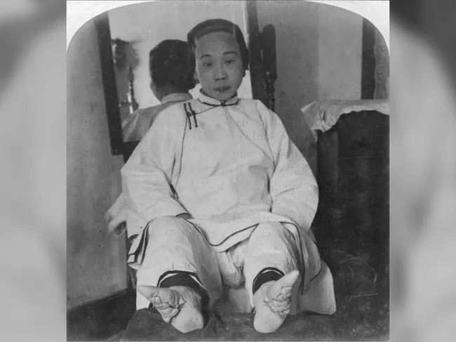 Trong khi đó, một quan điểm cho rằng, tập tục bó chân có từ thế kỷ 10 và xuất phát từ Triệu Phi Yến. Mỹ nhân này khi biểu diễn ca vũ cho hoàng đế và văn võ bá quan xem đã quấn những dải lụa quanh bàn chân. Ảnh: The Print Collector/Print Collector/Getty Images.