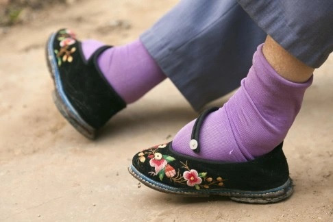 Quá trình thực hiện tập tục bó chân của phụ nữ vô cùng đau đớn, khắc nghiệt. Các bé gái bắt đầu quá trình này khi khoảng 4 - 9 tuổi vì khi đó xương chân còn chưa phát triển toàn diện và dễ uốn nắn tạo hình. Ảnh: Corbis.