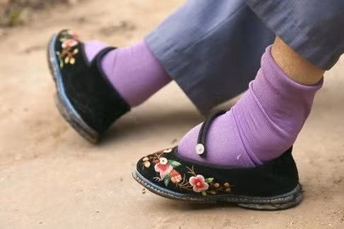 Quá trình thực hiện tập tục bó chân của phụ nữ vô cùng đau đớn, khắc nghiệt. Các bé gái bắt đầu quá trình này khi khoảng 4 - 9 tuổi vì khi đó xương chân còn chưa phát triển toàn diện và dễ uốn nắn tạo hình. Ảnh: Corbis.