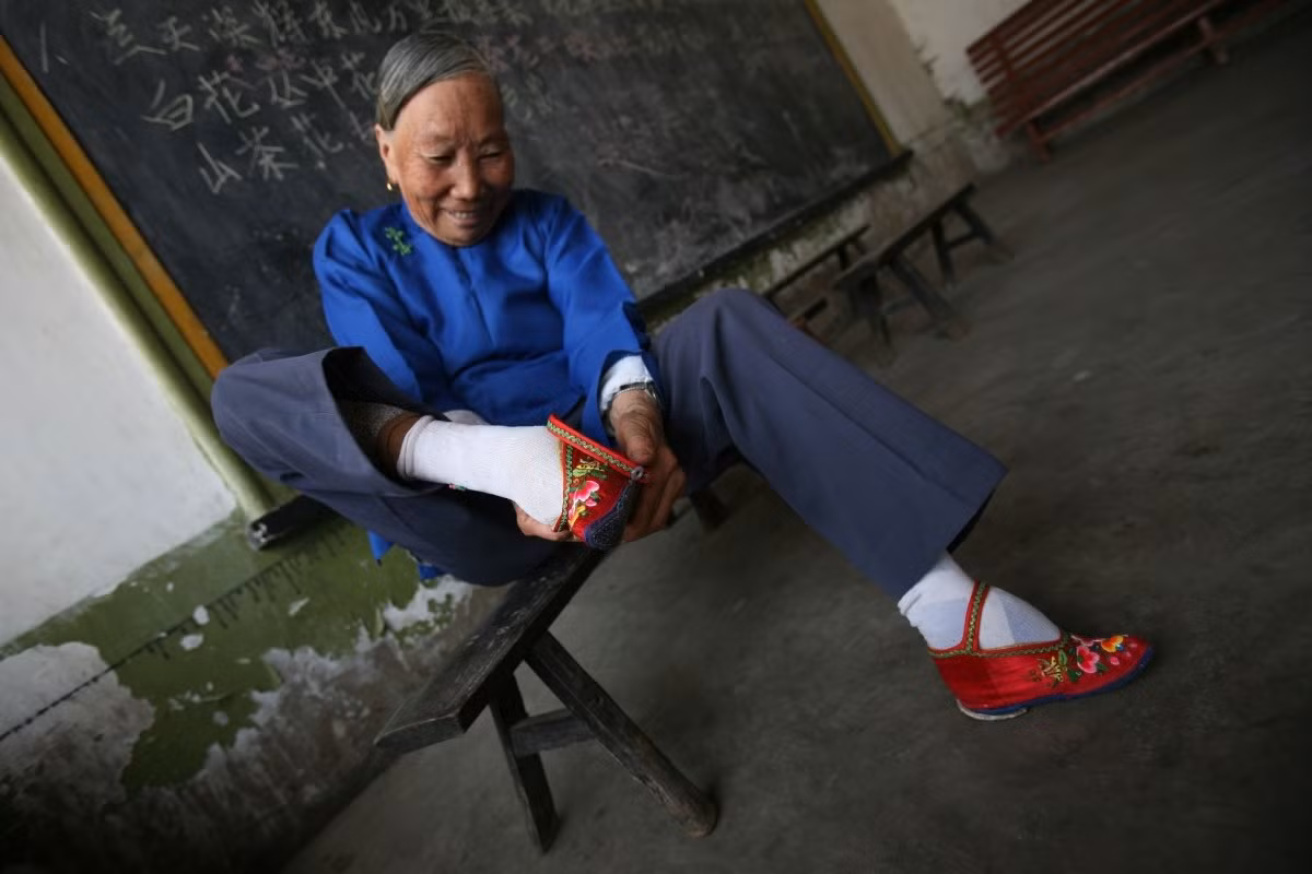 Theo một số nhà nghiên cứu, tục bó chân có từ thời nhà Thương (1700 trước Công nguyên - 1027 trước Công nguyên). Tương truyền, hoàng hậu nhà Thương có bàn chân khòeo nên đã ra yêu cầu các phi tần trong cung đều phải bó chân. Ảnh: SCMP.