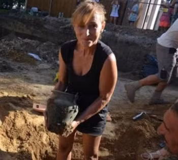 Tại nghĩa trang cổ đại này, giới nghiên cứu đã tìm thấy 23 ngôi mộ chôn cất người quá cố và 4 mộ cổ chôn cất những thi hài được hỏa táng.