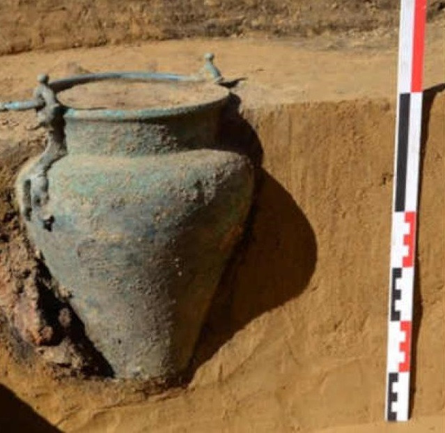 Trong những mộ cổ hàng ngàn tuổi, các nhà khảo cổ đã khai quật được kho báu giá trị gồm 160 cổ vật có niên đại từ thời kỳ Đồ đá mới và đầu thời kỳ Đồ đồng.