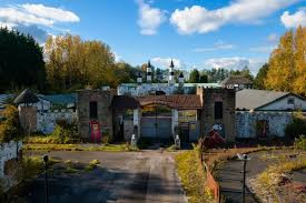 Nhiều du khách khi tới công viên chủ đề Camelot vô cùng thích thú trước các màn biểu diễn của các nghệ sĩ khi đóng vai hiệp sĩ cưỡi ngựa qua lại, chương trình ảo thuật của Merlin, các tàu lượn siêu tốc...