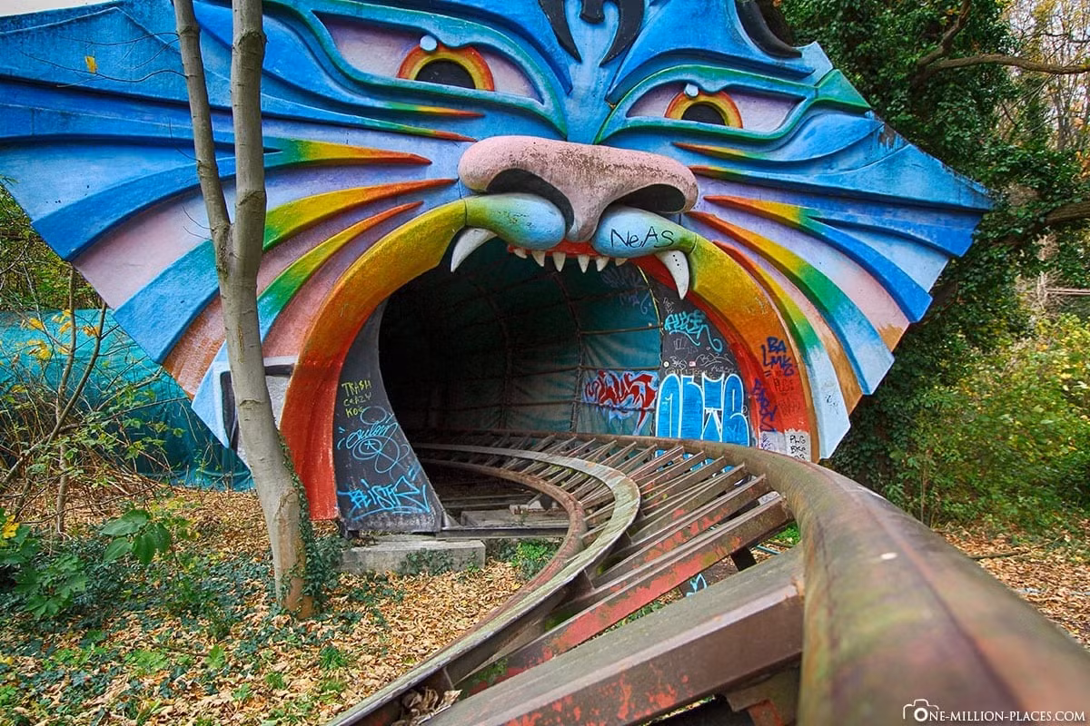 Trong thời gian mở cửa, công viên Berliner Spreepark trở thành điểm vui chơi yêu thích của nhiều người.