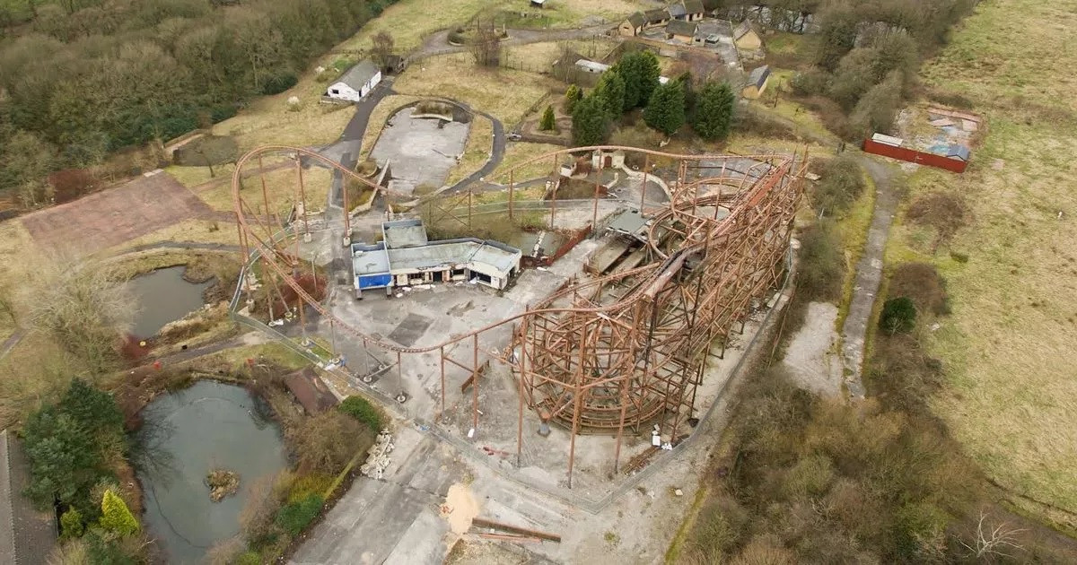 Công viên chủ đề Camelot cũng có các chương trình biểu diễn theo chủ đề thời Trung cổ. Sau khi ngừng hoạt động, khu vực này được cải tạo thành Scare City - nơi mọi người có thể trải nghiệm đi bộ giữa khung cảnh đáng sợ của công viên này.