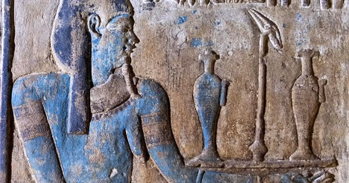 Doc dao ngoi den co Ai Cap tung lap lanh trong anh vang