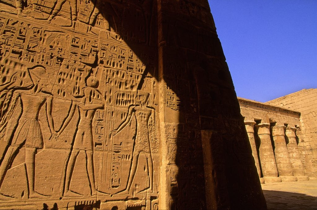 Theo Tiến sĩ Victoria, vào thời cổ đại, khi ánh nắng Mặt trời chiếu vào, ngôi đền Edfu sẽ trở nên rực rỡ, ấn tượng.