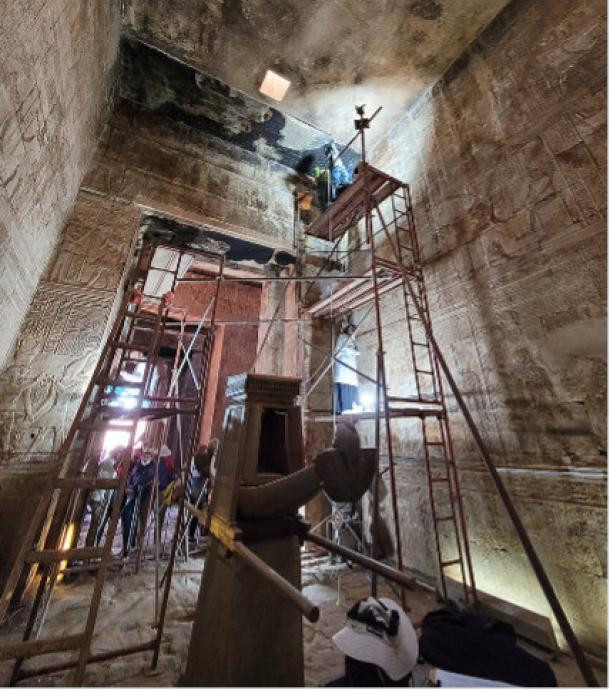 Các chuyên gia cũng tìm được những ghi chép về một số nơi trong ngôi đền được dát vàng. Tuy nhiên, bên trong đền Edfu có rất ít đồ trang trí bằng vàng lá bởi chúng rất dễ vỡ.