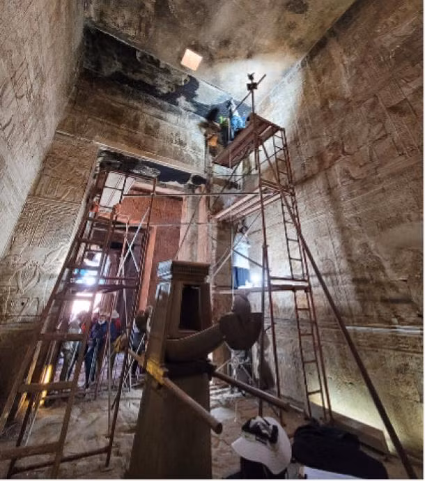 Các chuyên gia cũng tìm được những ghi chép về một số nơi trong ngôi đền được dát vàng. Tuy nhiên, bên trong đền Edfu có rất ít đồ trang trí bằng vàng lá bởi chúng rất dễ vỡ.