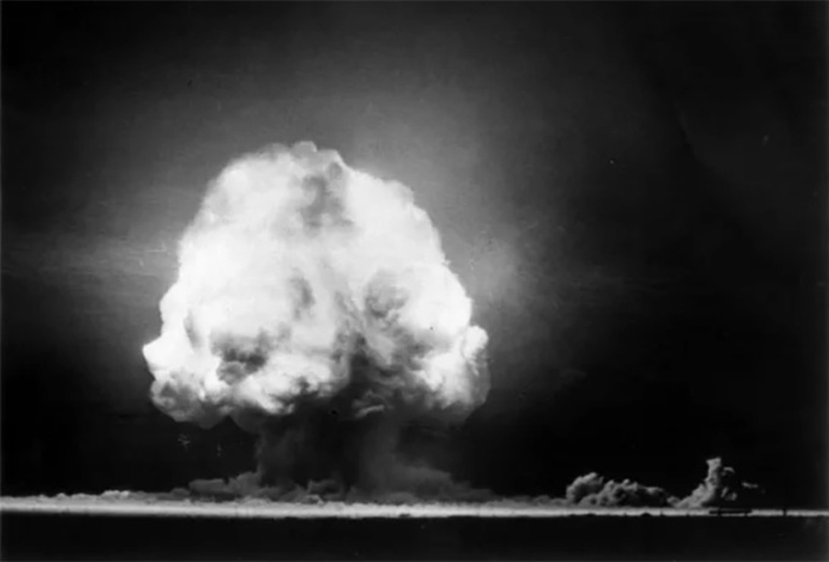 Tiếng gầm của sóng xung kích mất 40 giây để chạm đến những người quan sát vụ thử nghiệm bom hạt nhân đầu tiên trên thế giới. Sóng xung kích có thể được cảm nhận rõ ràng ở khoảng cách xa tới hơn 160 km và đám mây hình nấm đạt độ cao hơn 12.000m.