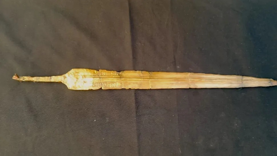 Theo các chuyên gia, thanh kiếm bằng đồng được tìm thấy trong một căn phòng nhỏ trong doanh trại, gần một khu vực mà kẻ thù có thể cố gắng xâm nhập.