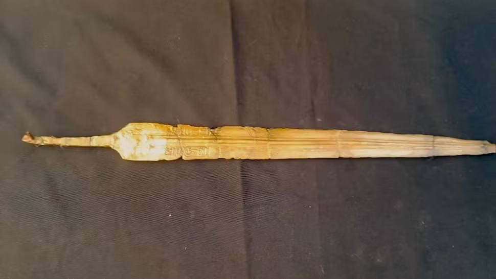 Theo các chuyên gia, thanh kiếm bằng đồng được tìm thấy trong một căn phòng nhỏ trong doanh trại, gần một khu vực mà kẻ thù có thể cố gắng xâm nhập.