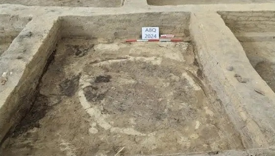 Theo giáo sư Brand, thanh kiếm bằng đồng có khả năng được trao cho một sĩ quan quân đội cấp cao như một phần thưởng. Tên và danh hiệu của pharaoh Ai Cập được khắc trên thanh kiếm làm tăng uy tín của chủ sở hữu và "quảng cáo" sự giàu có, quyền lực và lòng hào phóng của nhà vua.