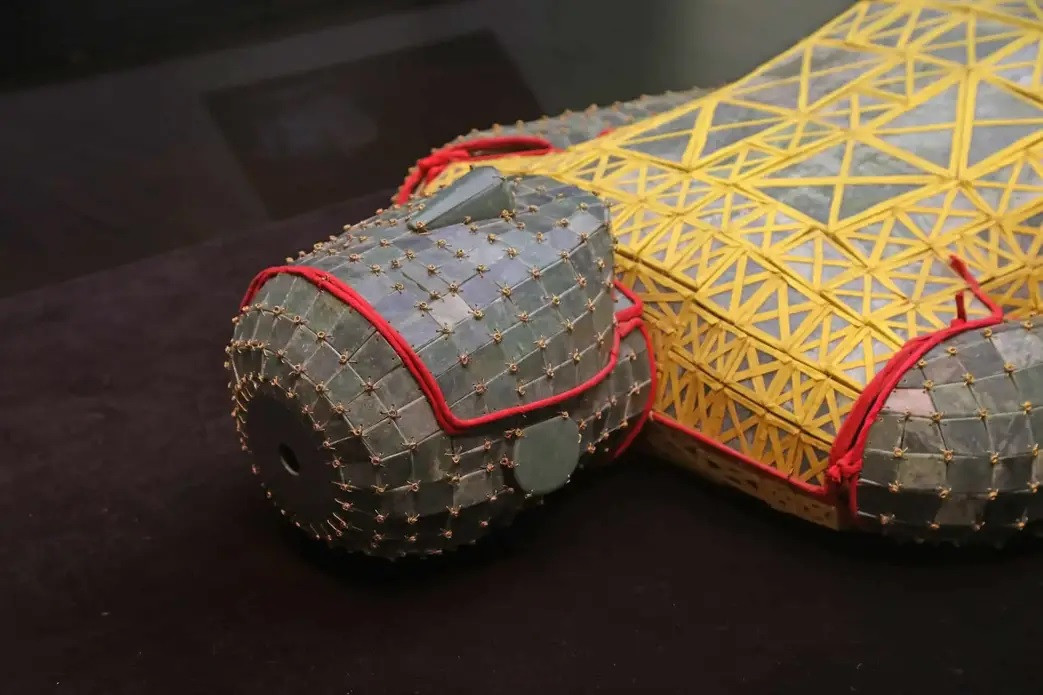 Bảo tàng Nghệ thuật Metropolitan ở thành phố New York, Mỹ cho hay: "Bộ trang phục làm bằng ngọc bích bảo vệ toàn bộ cơ thể và linh hồn, giúp người quá cố đạt được sự bất tử". Ảnh: Shutterstock.