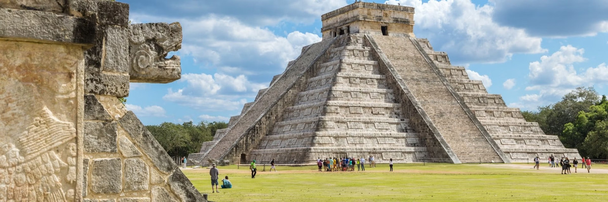 Kim tự tháp "El Castillo" được xây dựng theo cách trên. Tập tục xây kim tự tháp mới lên trên kim tự tháp cũ khá phổ biến cho tới khi người Tây Ban Nha xuất hiện.