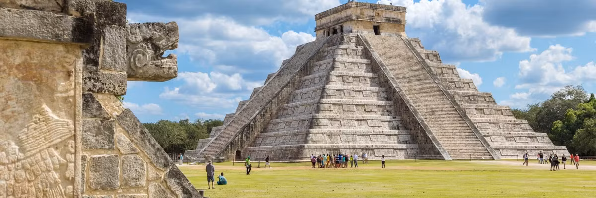 Kim tự tháp "El Castillo" được xây dựng theo cách trên. Tập tục xây kim tự tháp mới lên trên kim tự tháp cũ khá phổ biến cho tới khi người Tây Ban Nha xuất hiện.