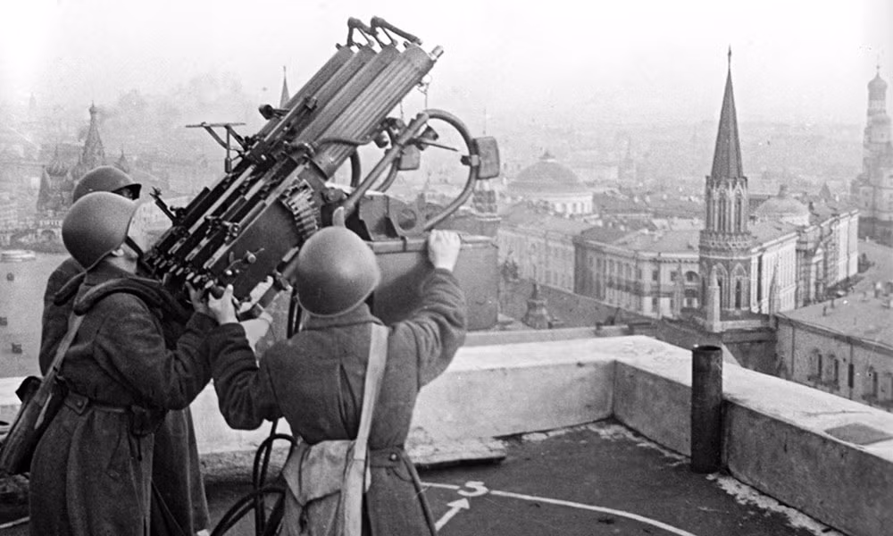 Một nguyên nhân khác khiến phát xít Đức thất bại là vì yếu tố thời tiết. Chính quyền Hitler và quân đội đã không chuẩn bị tốt cho cuộc chiến diễn ra vào mùa Đông khắc nghiệt ở Liên Xô.