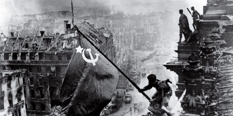 Nắm bắt thời cơ đó, quân và dân Liên Xô từ thế bị động chuyển sang thế chủ động, thực hiện liên tiếp các cuộc phản công trên nhiều mặt trận. Cuối cùng, Liên Xô đánh bại phát xít Đức, gây thương vong lớn cho kẻ thù. Thừa thắng xông lên, từ giữa năm 1944, lực lượng Liên Xô tiến nhanh về phía Tây trước khi tiến vào Berlin vào tháng 4/1945.