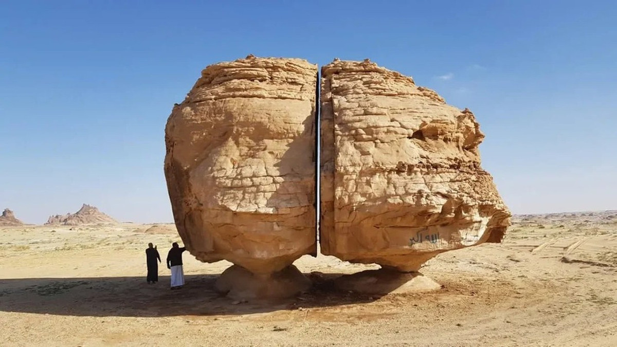 Theo kết quả kiểm tra niên đại, khối đá sa thạch Al Naslaa nằm ở bán đảo Tayma, Arab Saudi hơn 4.000 tuổi. Điều đó có nghĩa vết cắt ngay chính giữa hoàn hảo của tảng đá không thể là do thiết bị hiện đại như vũ khí laser tạo ra bởi khi đó nó vẫn chưa xuất hiện.