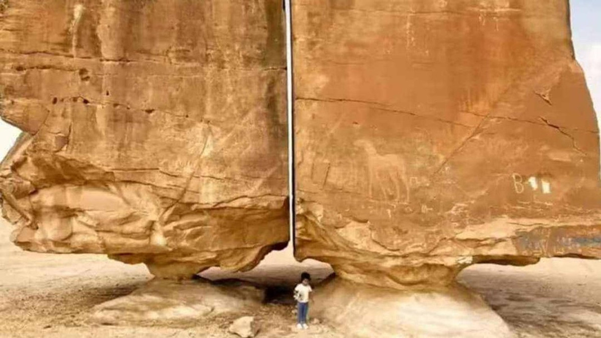 Một giả thuyết khác suy đoán vết cắt hoàn hảo ở chính giữa khối đá Al Naslaa thực chất là một thớ nứt, nghĩa là chỗ vỡ hình thành tự nhiên trong đá mà không phải do xê dịch. Kiểu rạn nứt này phân tách những tảng đá và có thể thẳng khác thường như Al Naslaa mà chúng ta thấy ngày nay.