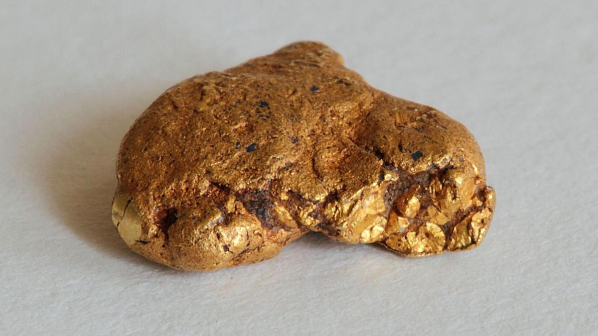 Nhà địa chất Voisey và các đồng nghiệp đã tìm thấy 2 manh mối quan trọng giúp giải mã bí ẩn về khối vàng. Đầu tiên là những khối lớn nhất xuất hiện trong các mỏ vàng kiến tạo núi. Đây là các mỏ hình thành trong quá trình động đất. Thứ hai là thạch anh là một khoáng vật áp điện, nghĩa là nó tạo ra điện tích riêng do áp lực địa chất, chẳng hạn như áp lực do động đất gây ra.