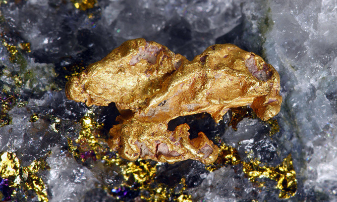 Sau nhiều thập kỷ, các chuyên gia đã tìm ra lời giải về việc động đất đã kích thích thạch anh tạo nên những khối vàng lớn. Thông tin này đã được công bố trên tạp chí Nature Geoscience ngày 2/9.