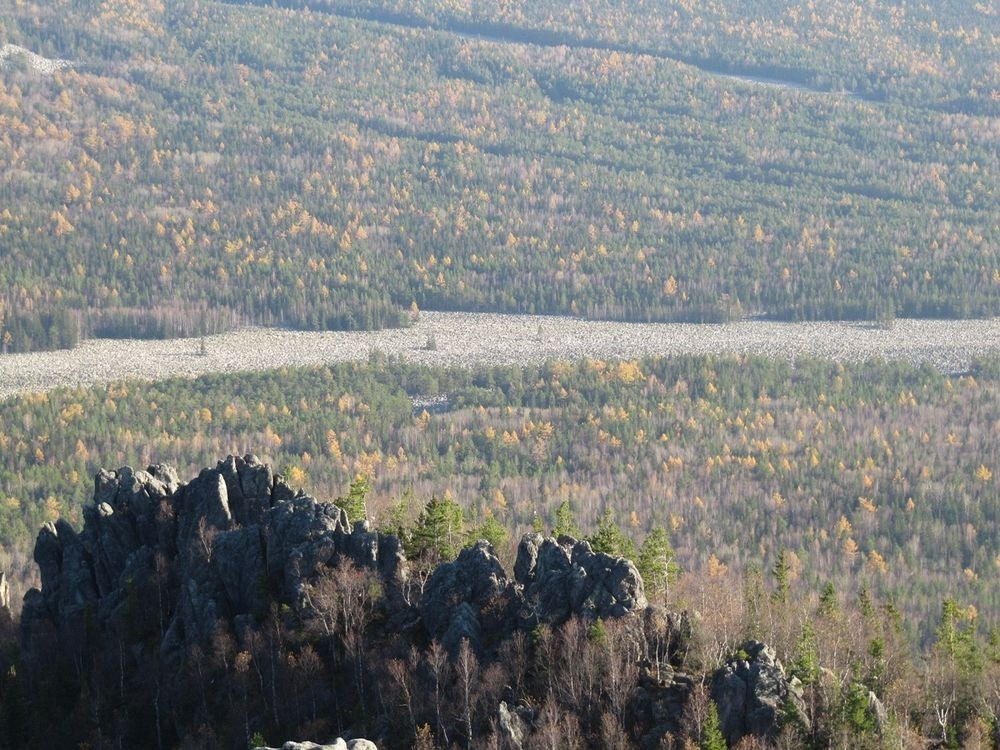 Đỉnh núi Taganay bị nghiền thành vô số tảng đá có kích thước lớn nhỏ khác nhau do sức nặng của những sông băng. Khi băng tan đi, những tảng đá đó trượt từ trên đỉnh núi xuống tạo ra Sông Đá Lớn.