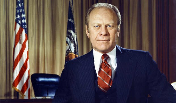 Thế nhưng, khẩu Colt 45 của Lynette không hoạt động. Mật vụ Mỹ đi theo bảo vệ Tổng thống Ford nhanh chóng giằng khẩu súng khỏi tay Lynette và khống chế người phụ nữ này.