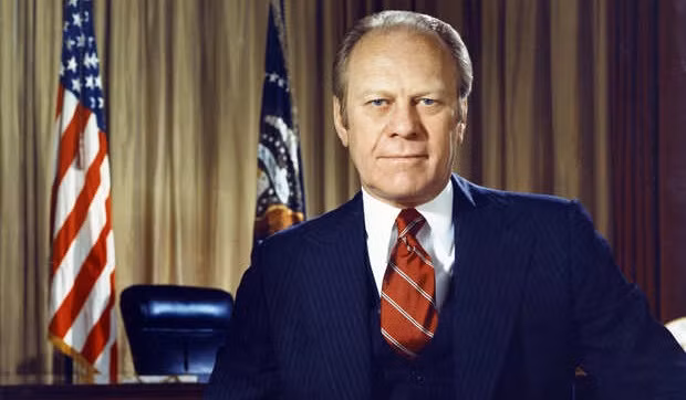 Thế nhưng, khẩu Colt 45 của Lynette không hoạt động. Mật vụ Mỹ đi theo bảo vệ Tổng thống Ford nhanh chóng giằng khẩu súng khỏi tay Lynette và khống chế người phụ nữ này.