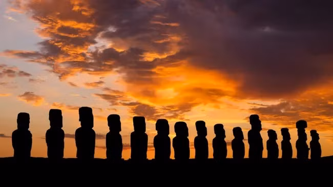 Trong nhiều năm qua, giới nghiên cứu nỗ lực giải mã những bí ẩn về văn minh Rapa Nui sống trên đảo Phục sinh ở Chile, thuộc vùng biển Thái Bình Dương. Họ được cho là những người đã tạo ra hàng trăm tượng Moai khổng lồ đặt rải rác khắp đảo.