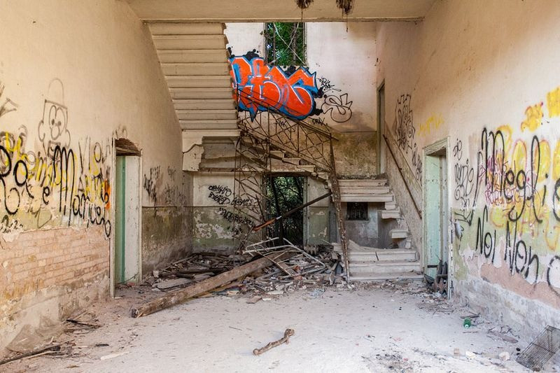 Đến năm 1922, một số tòa nhà trên đảo Poveglia được chuyển đổi thành bệnh viện tâm thần. Kể từ đó, người dân lưu truyền những câu chuyện đáng sợ về nơi này. Ảnh: Young Architects.