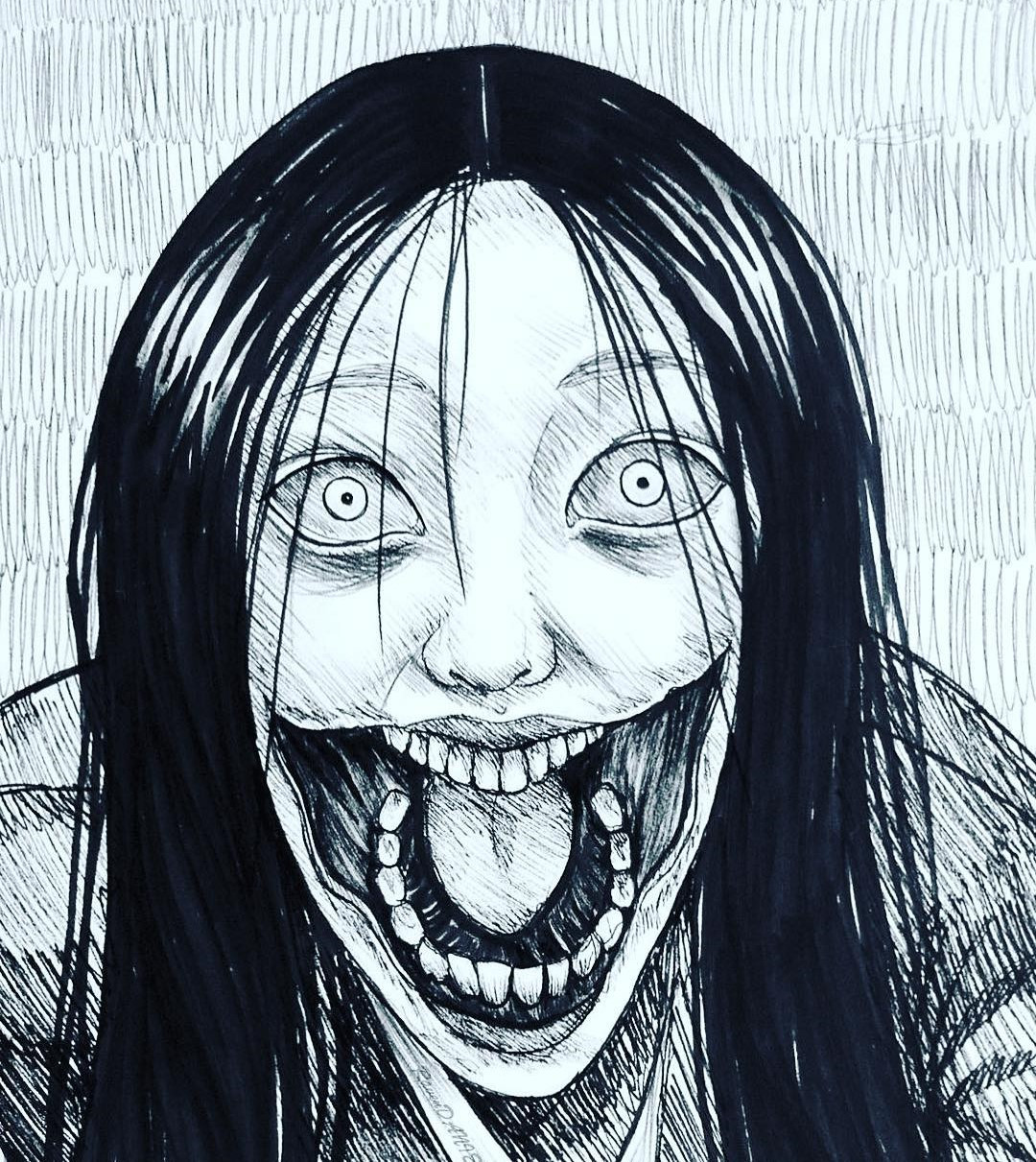 Kuchisake-Onna có dung mạo xinh đẹp nhưng cũng rất kiêu căng, phóng túng. Dù đã là thiếp của một samurai nhưng cô lại "cắm sừng" chồng.