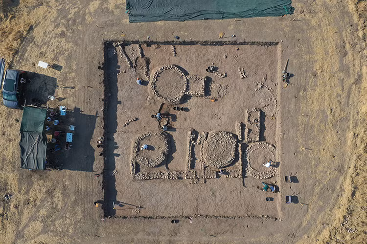 Tiến sĩ Tekin cho hay thi hài 3 đứa trẻ được tìm thấy gần ngôi nhà mà nhóm của ông đang khai quật. Từ thời kỳ Đồ đá cho đến thời kỳ sau, nếu tìm thấy tàn tích một ngôi nhà có lò sưởi thì có khả năng cao sẽ tìm thấy mộ của trẻ em ở bên trong hoặc bên ngoài căn nhà.