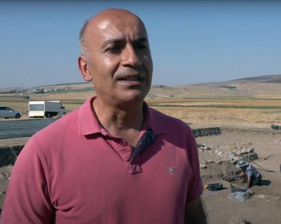 Tiến sĩ Halil Tekin, phó giáo sư khoa khảo cổ học tại Đại học Hacettepe, là người chỉ đạo cuộc khai quật. Ông cho hay địa điểm phát hiện khu mộ trên từng là một khu định cư cổ đại có người ở vào khoảng năm 6400 trước Công nguyên và bị bỏ hoang vào khoảng 1.000 năm sau.