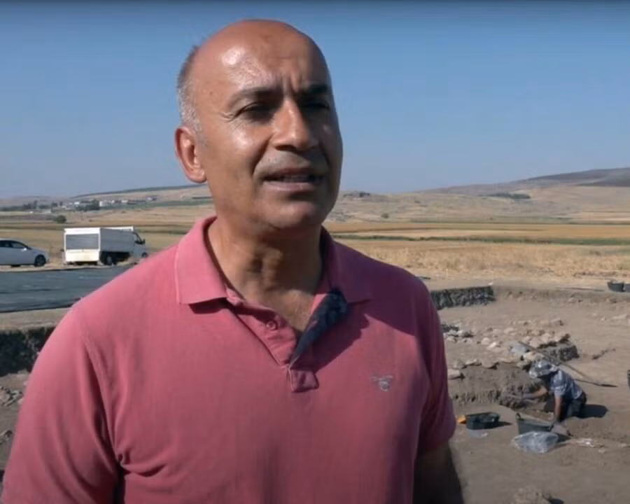 Tiến sĩ Halil Tekin, phó giáo sư khoa khảo cổ học tại Đại học Hacettepe, là người chỉ đạo cuộc khai quật. Ông cho hay địa điểm phát hiện khu mộ trên từng là một khu định cư cổ đại có người ở vào khoảng năm 6400 trước Công nguyên và bị bỏ hoang vào khoảng 1.000 năm sau.