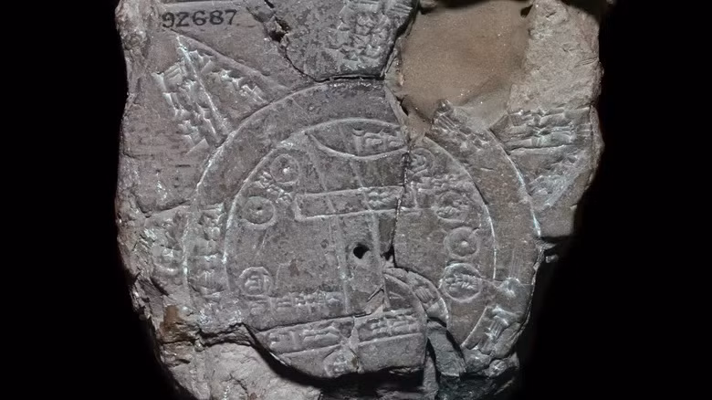 Theo các nhà nghiên cứu, Imago Mundi được tạo ra vào thời điểm Đế chế Babylon là quốc gia dẫn đầu về những thành tựu trong kiến trúc, văn hóa, toán học và khoa học. Tấm đất sét trên được nhà khảo cổ học nổi tiếng Hormuzd Rassam phát hiện vào năm 1882 tại Sippar - một thành phố cổ của Babylon ở Iraq ngày nay. Ảnh: Collector/Getty Images.