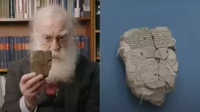 Mặc dù nhà khảo cổ Rassam đã phát hiện ra tấm đất sét này cách đây gần 150 năm nhưng Imago Mundi luôn được đặt trong hộp đựng những phát hiện khai quật của ông cho đến khi nó được phát hiện lại ở Iraq cách đây 29 năm. Hiện cổ vật quý giá này được lưu giữ tại Bảo tàng Anh ở London. Ảnh: Youtube/The British Museum.