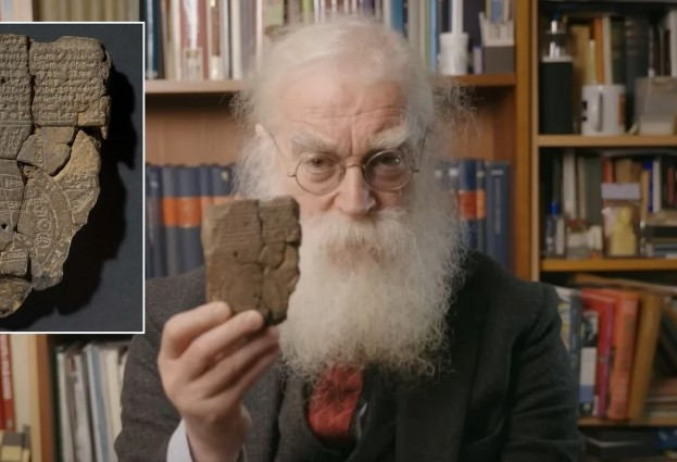 Những dòng chữ hình nêm trên tấm bản đồ cổ này có điểm tên thành phố hoặc bộ tộc từng sinh sống ở đó, bao gồm: Assyria, Der và Urartu. Ngoài ra, người Babylon còn vẽ các hình tam giác ở góc phải của tấm đất sét thể hiện điểm kỳ diệu và bí ẩn đối với họ. Ảnh: British Museum.