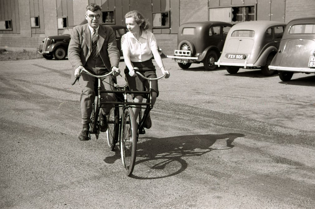 Thiết kế xe đạp đôi độc đáo cho phép 2 người đạp xe song song, vừa đi vừa trò chuyện.