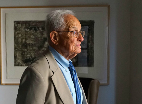 Giáo sư Do Thái Edgar Feuchtwanger sống tại Anh từng gây xôn xao dư luận khi tiết lộ là hàng xóm trong 9 năm với nhà độc tài Hitler tại tòa nhà Prinzregentenplatz ở Munich, Đức. Theo lời kể của ông Edgar, trùm phát xít đã chuyển tới ở cạnh nhà ông vào năm 1929. Ảnh: The New York Times.