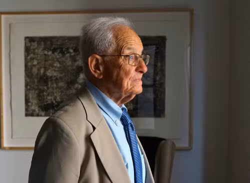 Giáo sư Do Thái Edgar Feuchtwanger sống tại Anh từng gây xôn xao dư luận khi tiết lộ là hàng xóm trong 9 năm với nhà độc tài Hitler tại tòa nhà Prinzregentenplatz ở Munich, Đức. Theo lời kể của ông Edgar, trùm phát xít đã chuyển tới ở cạnh nhà ông vào năm 1929. Ảnh: The New York Times.