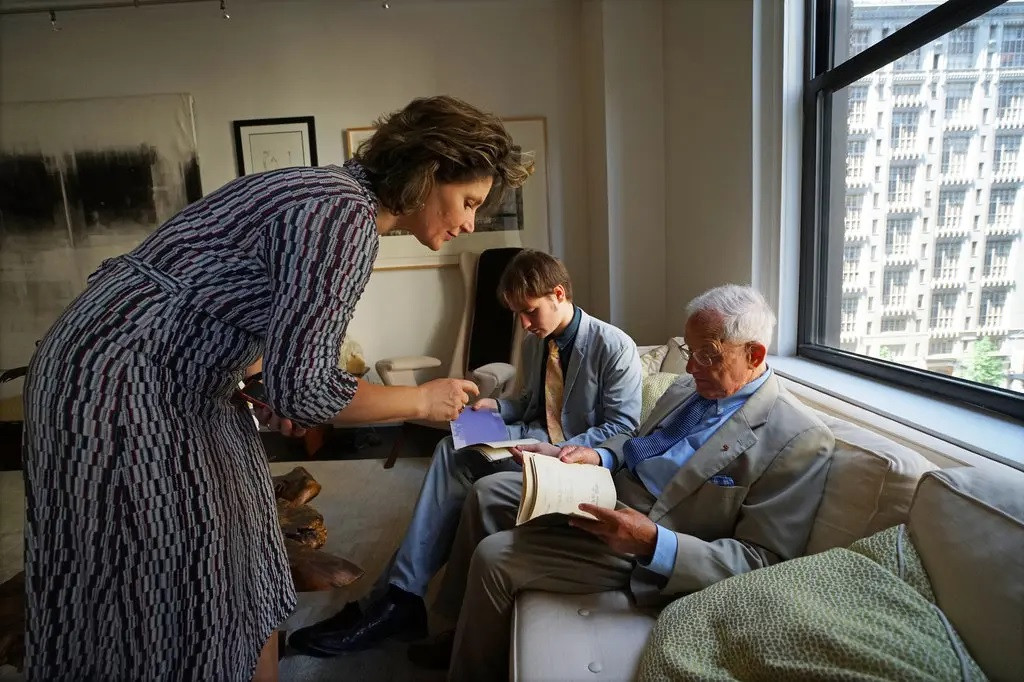 "Khi đó tôi đang được vú nuôi đưa đi dạo. Tôi đi ngang qua cửa chính nhà ông ta ngay lúc ông ấy bước ra. Tôi thấy ông ta và ông ta cũng thấy tôi. Ông ấy nhìn tôi khá hiền từ", ông Edgar nhớ lại lần đầu chạm mặt người hàng xóm khét tiếng. Ảnh: Nicole Bengiveno/The New York Times.