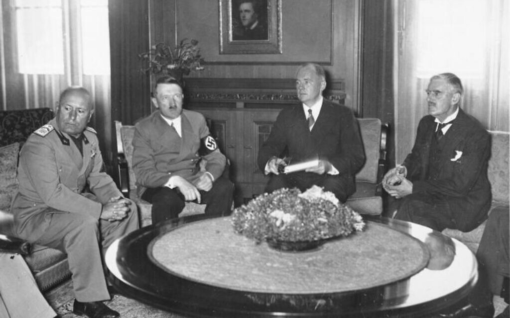 Bởi lẽ, ông Edgar là người Do Thái và là cháu của Lion Feuchtwanger - tiểu thuyết gia nổi tiếng được xem như "kẻ thù cá nhân" của Hitler. Một trong những cuốn sách của ông Lion có tên "Thành công" đã khắc họa một nhân vật giống như Hitler, có tên Rupert Kutzner. Ảnh: German Federal Archives via Wikicommons.