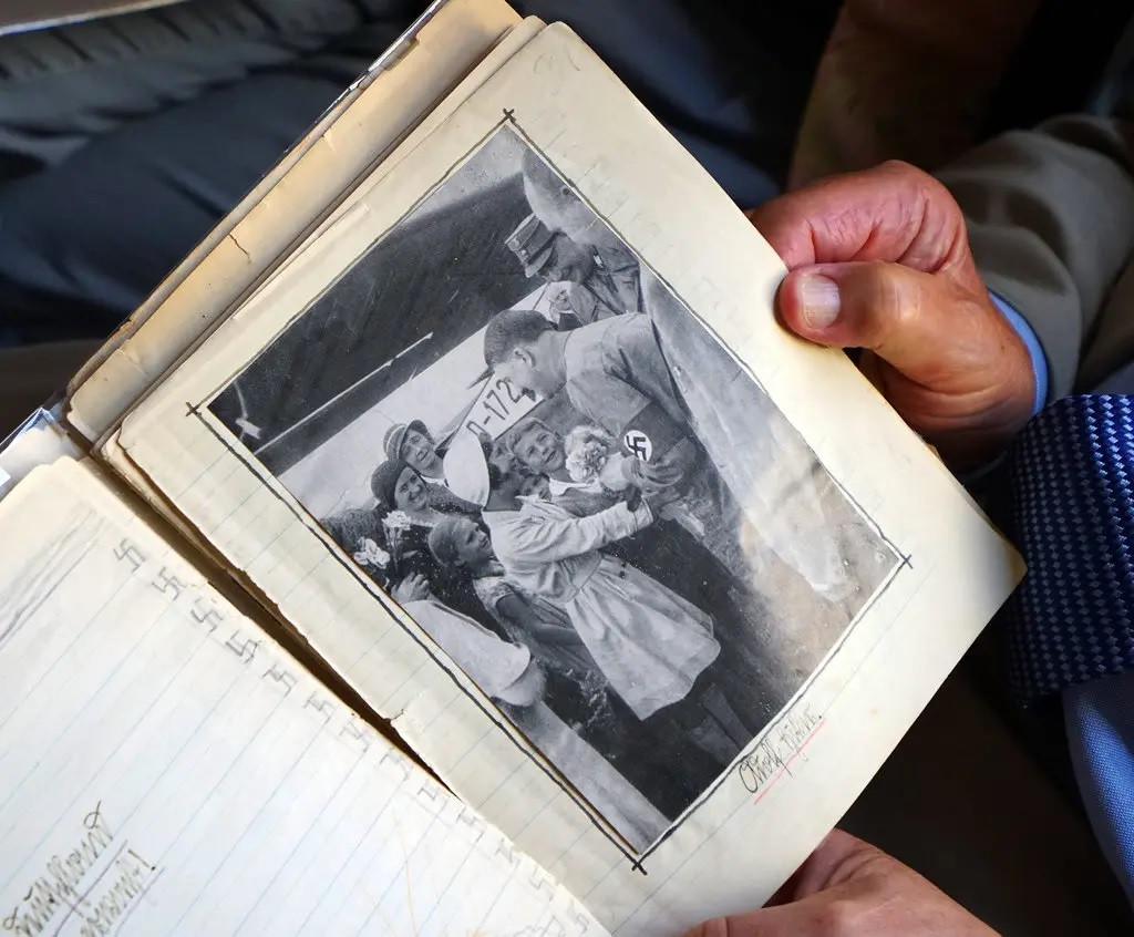 Sau khi Hitler trở thành Thủ tướng Đức năm 1933, nhiều thứ đã thay đổi. Mẹ của ông Edgar bức xúc khi không nhận được sữa vì người giao hàng mang thêm sữa cho Hitler. Một số lính Đức chuyển đến căn hộ dưới nhà Hitler và đứng gác ở vỉa hè bên ngoài. Ảnh: Nicole Bengiveno/The New York Times.