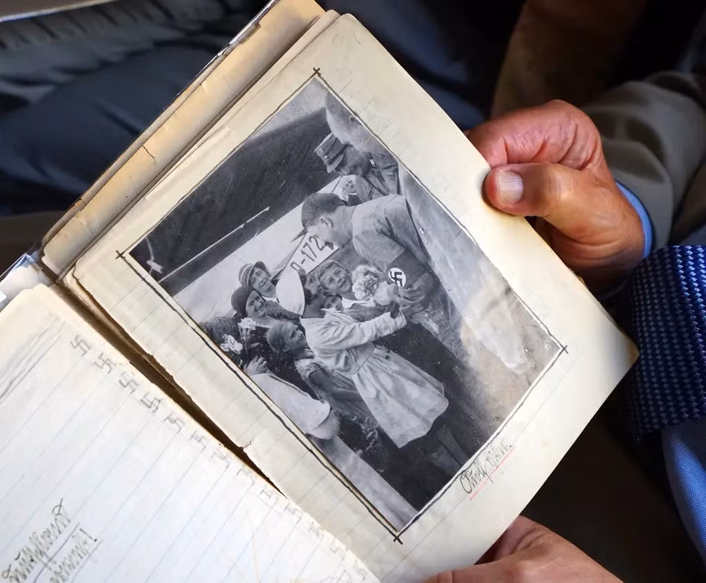 Sau khi Hitler trở thành Thủ tướng Đức năm 1933, nhiều thứ đã thay đổi. Mẹ của ông Edgar bức xúc khi không nhận được sữa vì người giao hàng mang thêm sữa cho Hitler. Một số lính Đức chuyển đến căn hộ dưới nhà Hitler và đứng gác ở vỉa hè bên ngoài. Ảnh: Nicole Bengiveno/The New York Times.