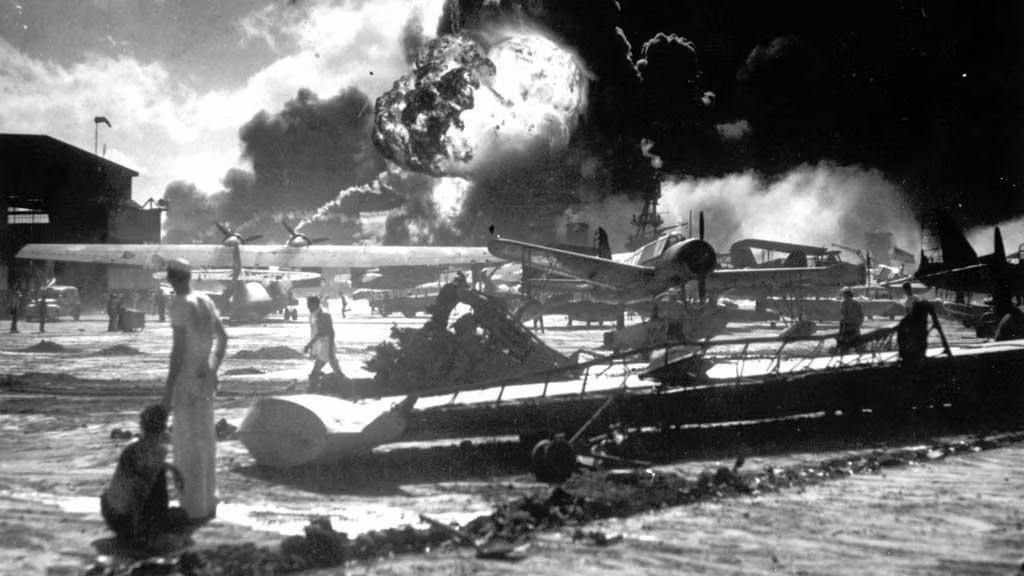 Vào ngày 7/12/1941, Nhật Bản bất ngờ mở cuộc tấn công quy mô lớn vào căn cứ hải quân Mỹ tại Trân Châu cảng ở bang Hawaii. Hai đợt tấn công được lực lượng Nhật Bản thực hiện với sự tham gia của hàng trăm máy bay ném bom.