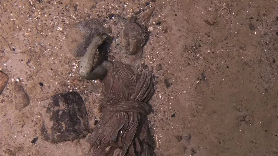 Phần lớn đồ trang trí ở hành lang và các phòng trên tàu Titanic làm từ vật liệu hữu cơ, bị phân hủy sau nhiều thập kỷ chìm dưới đáy đại dương trong môi trường khắc nghiệt của đại dương. Dù vậy, bức tượng Diana vẫn nằm thẳng đứng giữa khu vực xác tàu.