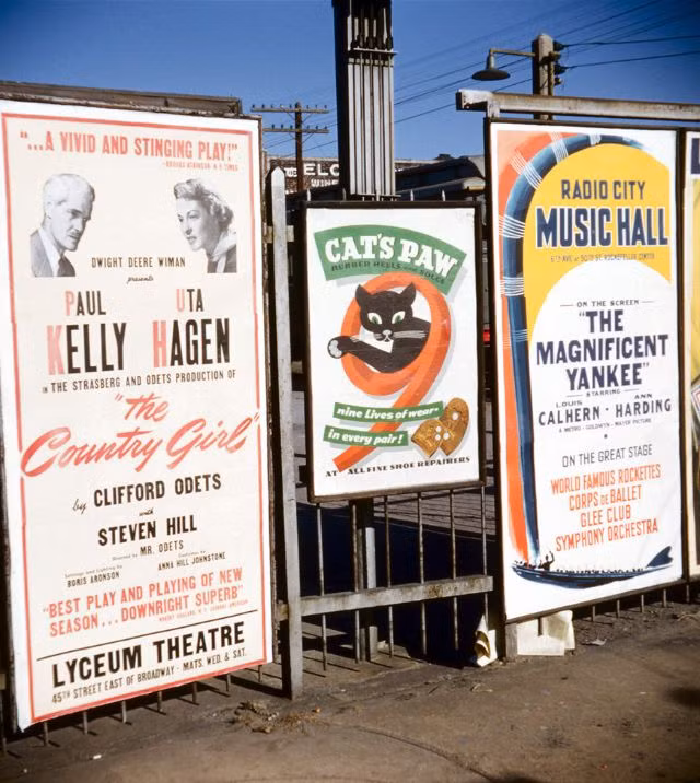 Những tấm biển quảng cáo được đặt tại một góc đường ở New York thu hút sự chú ý của người đi đường.